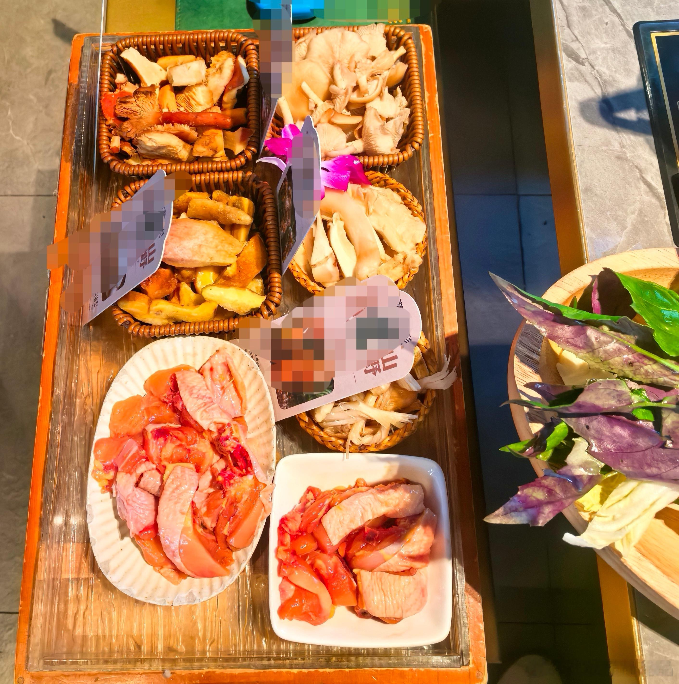 冬至仪式感是美食给的冬至来一锅热气腾腾的菌菇鸡汤是最合适不过了！ 