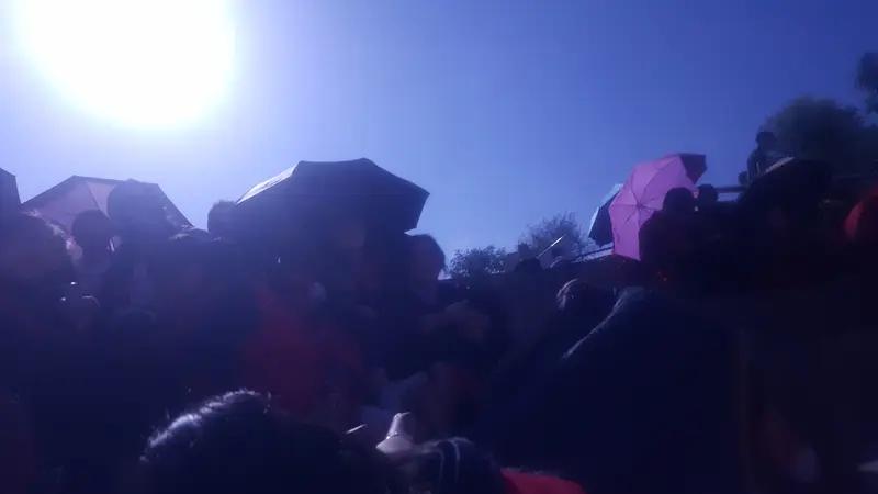 河南八里沟景区“财神”撒真钱这事儿，营销上确实赢麻了。春节期间，“财神”吊着威亚