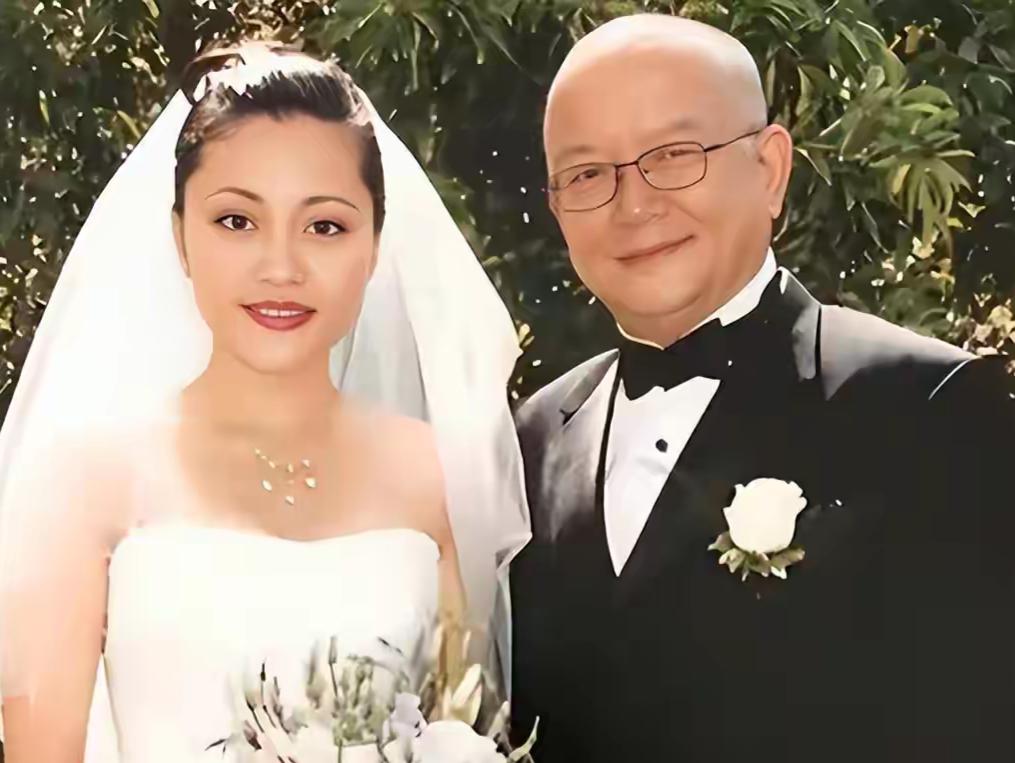 王刚大概从未想到，分开二十多年，昔日前妻成方圆，竟以这般鲜活自在的人生姿态，为他