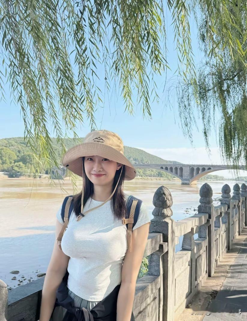 阳光下的微笑，与自然相伴的美好时光。