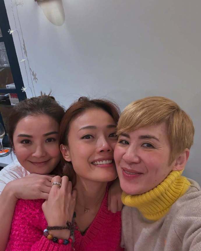 吴君如容祖儿蔡卓妍一起过圣诞  吴君如容祖儿蔡卓妍精神状态  吴君如、容祖儿、蔡