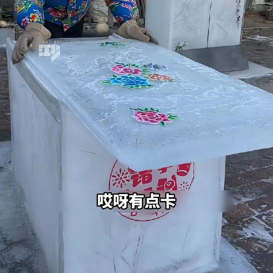 东北人手搓冰冰箱爆火，
0耗能还玩出花式造型？
这才是冬日里的浪漫巧思！”
 