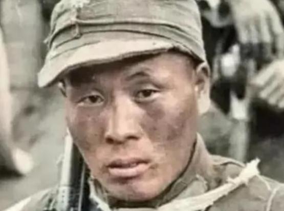 1945年5月，机枪手曾岳峰因伤掉队，没想到，他遇到100名日军正在吃饭！他立马