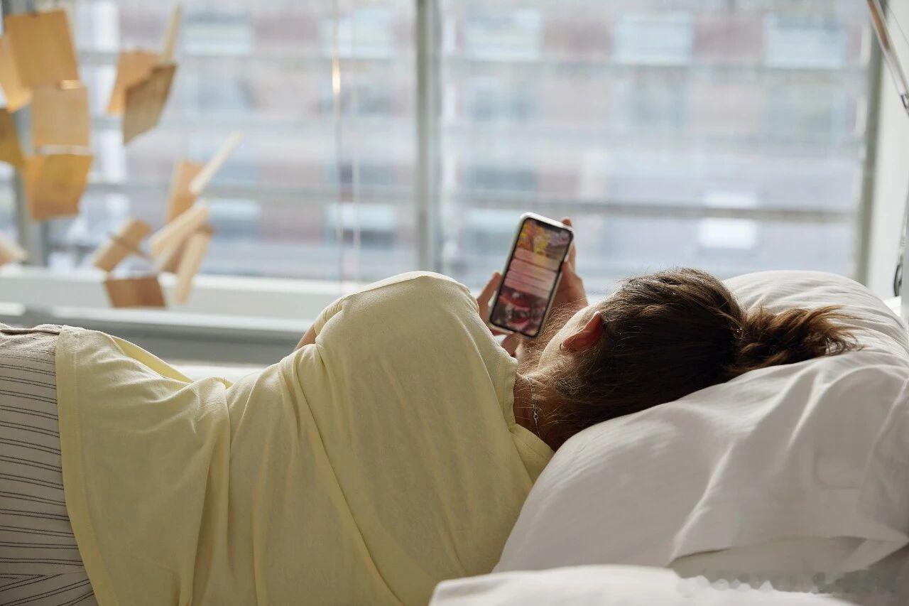 原来这样玩手机才毁眼长期侧躺玩手机，会使靠近枕头一侧的眼部血管受到压迫，导致供血