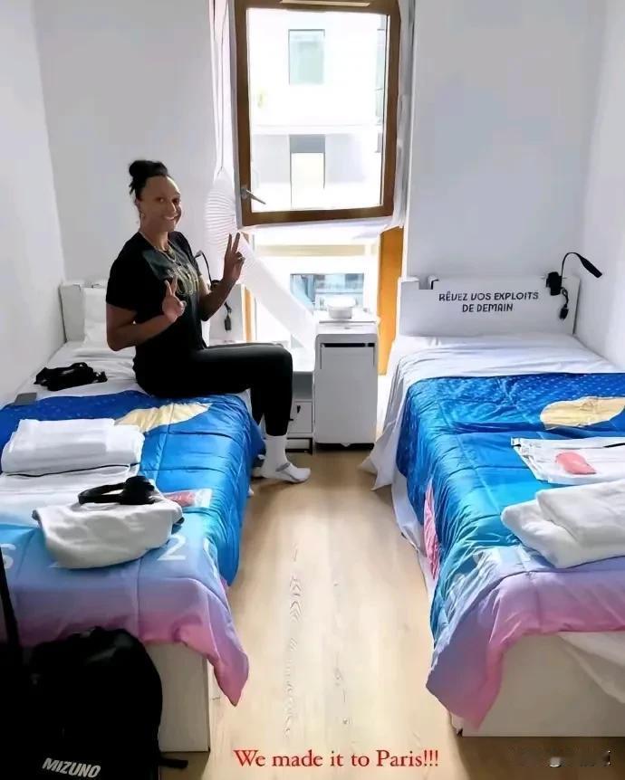 美国运动员住得很寒碜！

你说美国有钱吧，这次巴黎奥运会，他们的运动员住的又窄又