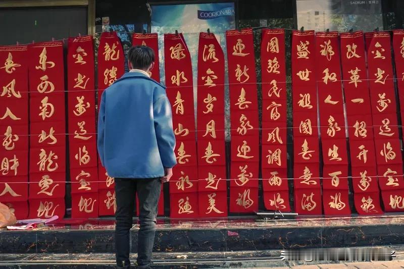 看到“不急不躁不上套”这个上联，我脑海里第一反应下联可以是“不骄不馁不迷途”。