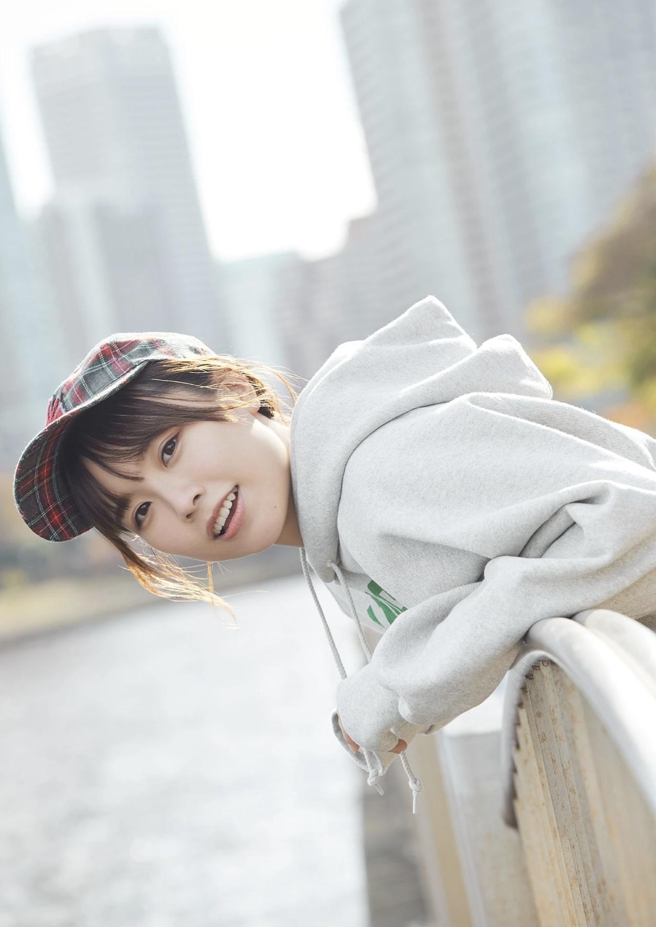 阳光下的少女，一身休闲穿搭，棒球帽是亮点。微笑着倚靠栏杆，各种姿势留存倩影，使得