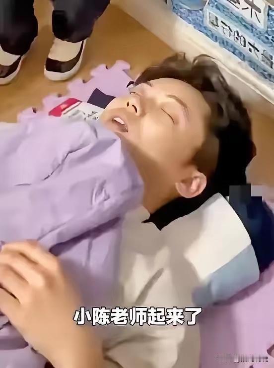 西安这位陈老师的午休经历，直接把全国网友的心都萌化了！你敢信吗？她中午忙着处理班