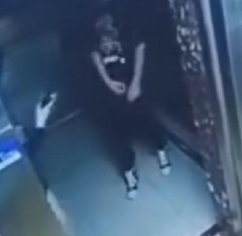 太恶心！男子尾随女子进电梯做出龌龊举动，对着女子裙子后方不可描述后，留下液体..