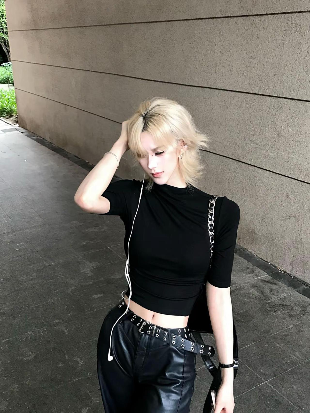 我锁着眉。金发 短发女生