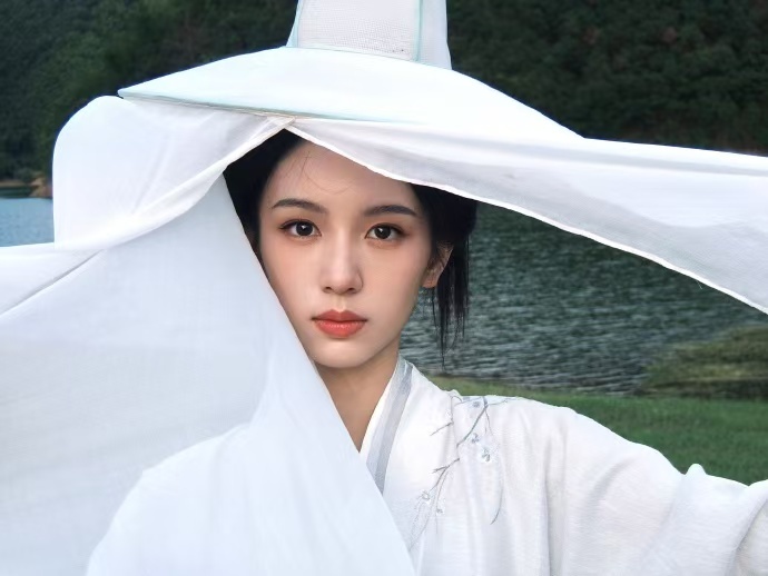 周也胡先煦吻戏路透潮热雨季未解之谜 谁懂啊！周也胡先煦把雨季里的爱情演得好真实！