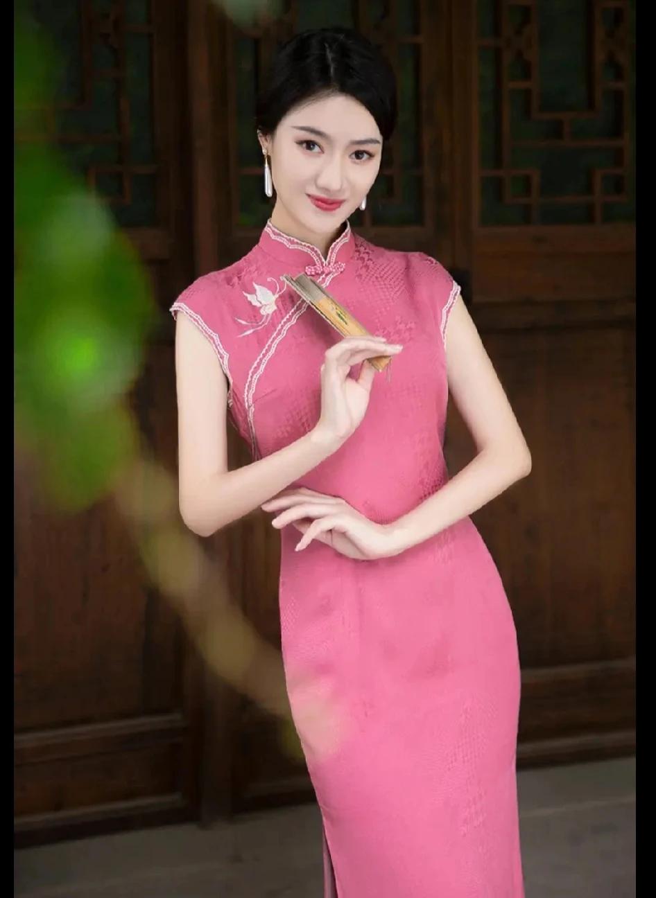 粉恋蝶
那一只漂亮的蝴蝶
停靠在甜美的粉色之上
好浪漫的画面啊
醉了醉了
真的！
