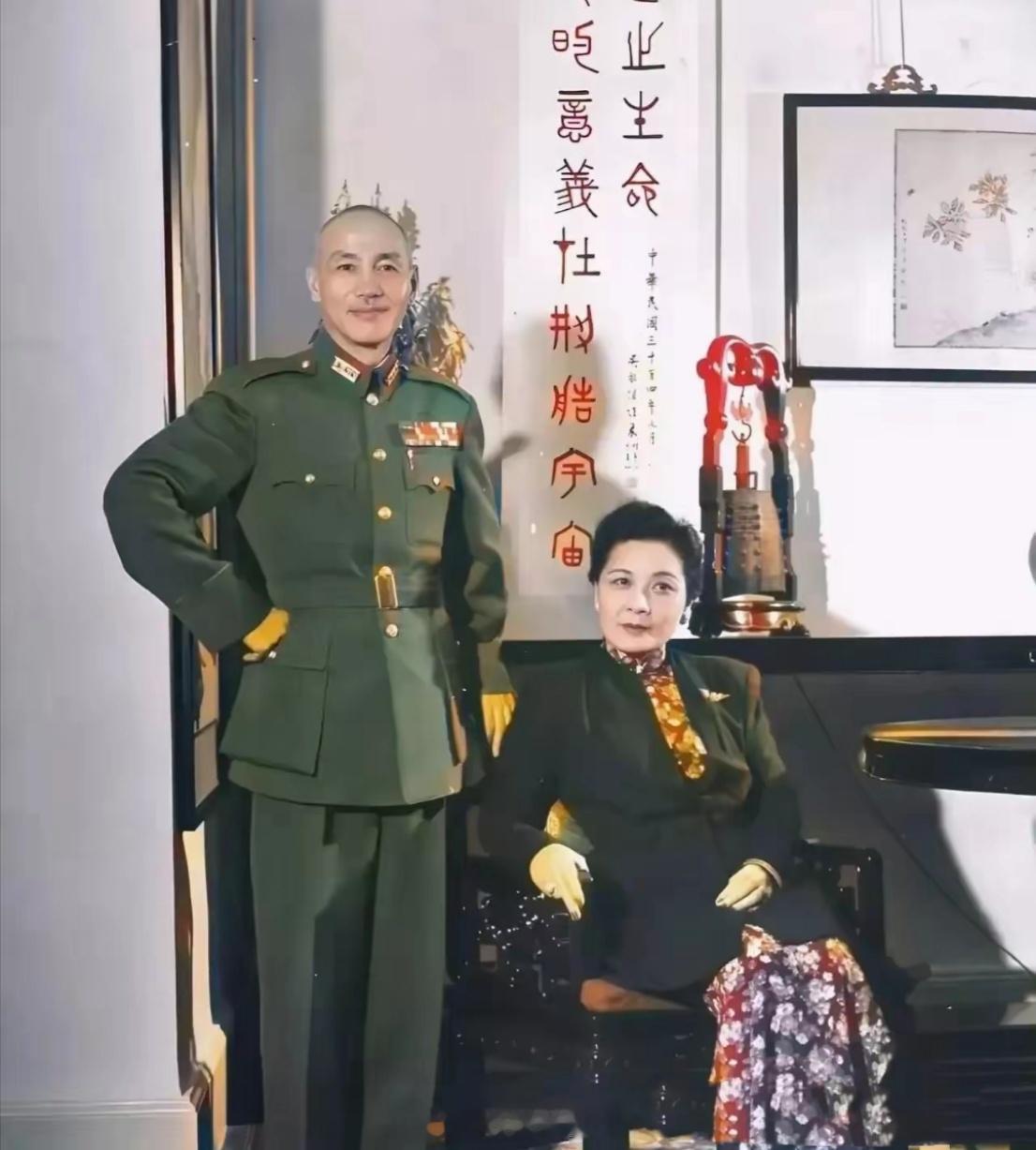1945年，佩戴“空军中将”军衔的宋美龄。她的“达令”蒋介石侍立在左右。宋是当时