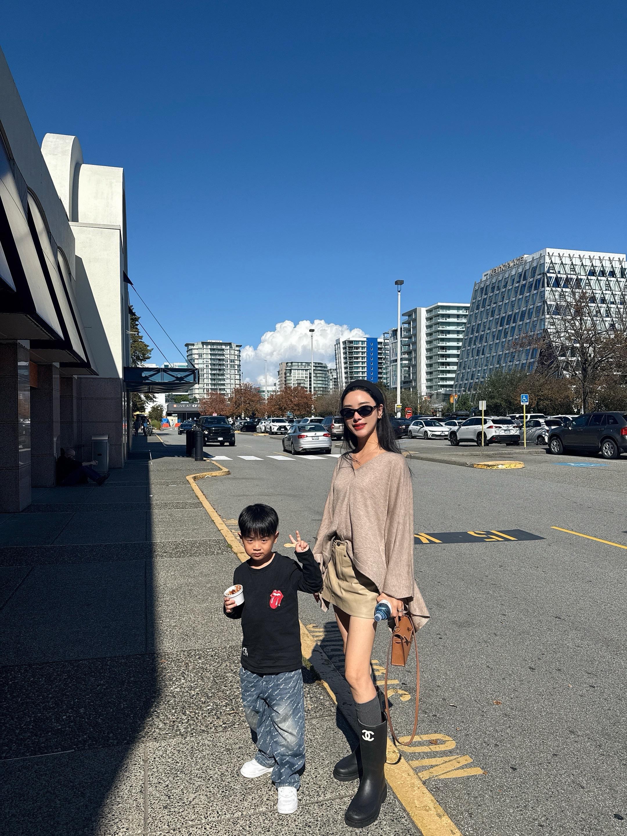 妈妈看孩子总带有几分滤镜的，我想应该是那句，人和人之间的滤镜不过是一双...