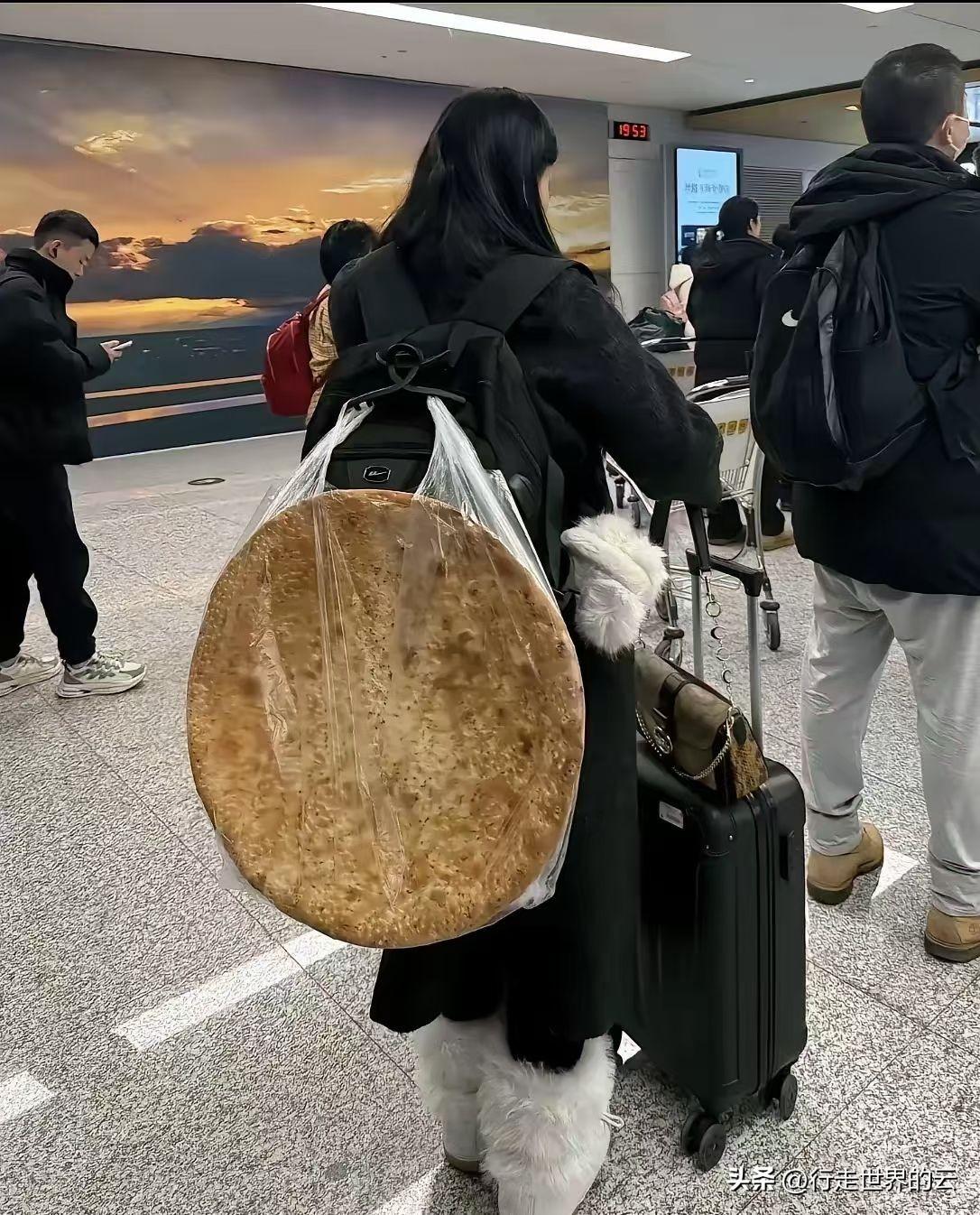 看到这一幕，我想起吴奇隆那首《追风少年》，“当我背起行馕，从此一个人走”。
​据