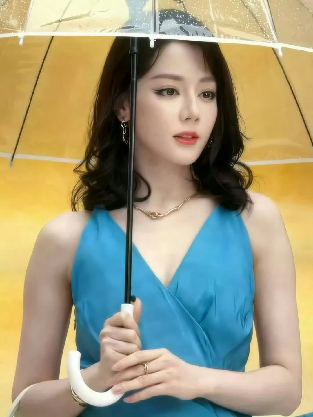 迪丽热巴蓝裙撑伞好美热巴绝美