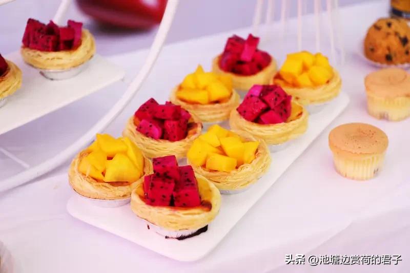 夫妻间最甜蜜浪漫的话，不一定是“我爱你”。
妻子疲惫回家，丈夫一句“你回来，我就