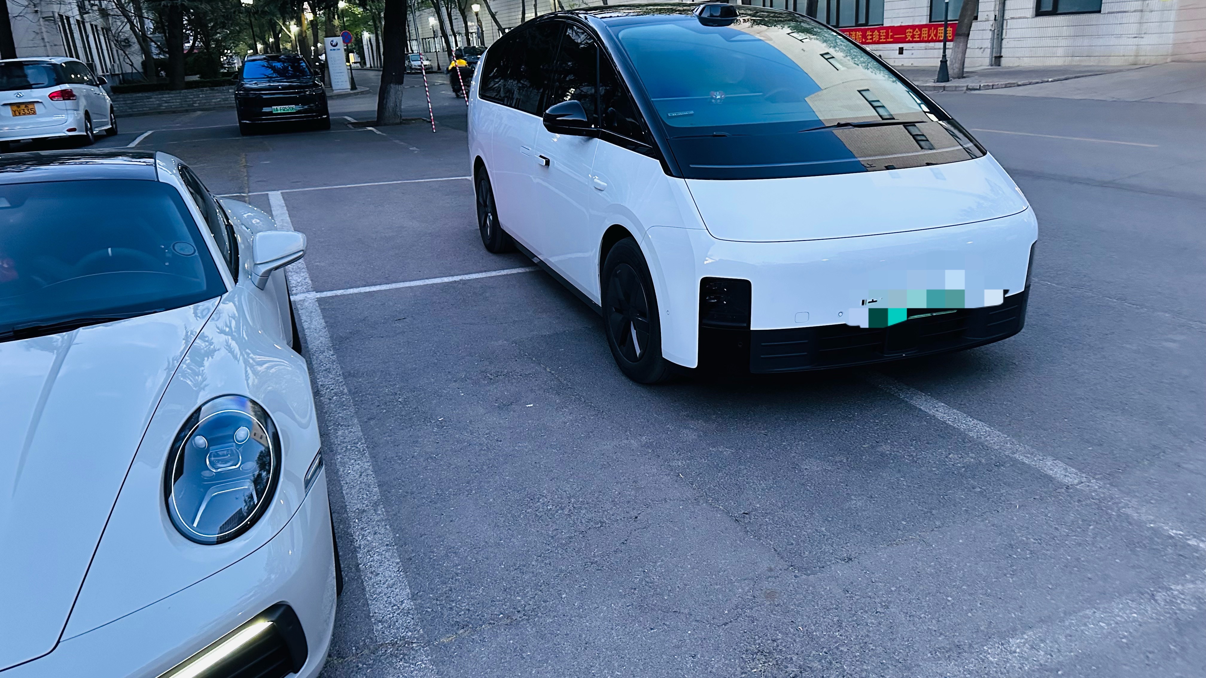 理想烩面挺好吃我太爱吃荆芥了。但是， 这车确实停的差点意思。别不正经说车