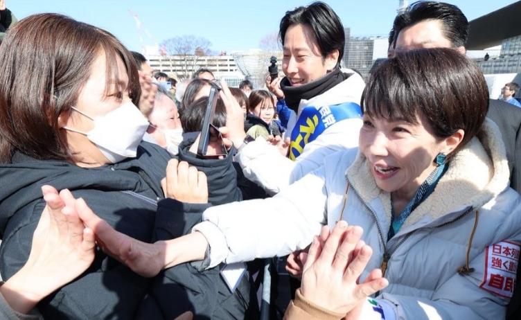 日本国内正在发生一件有意思的事，越来越多的普通人开始跟高市早苗划清界限，理由很简