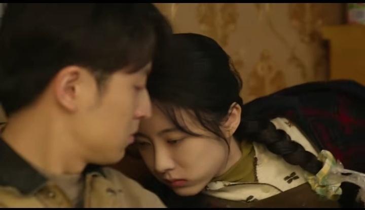 六姊妹 《六姊妹》第18集何家欢回到宿舍，瞧见方涛在那儿，却是一言不发，赌气地啃