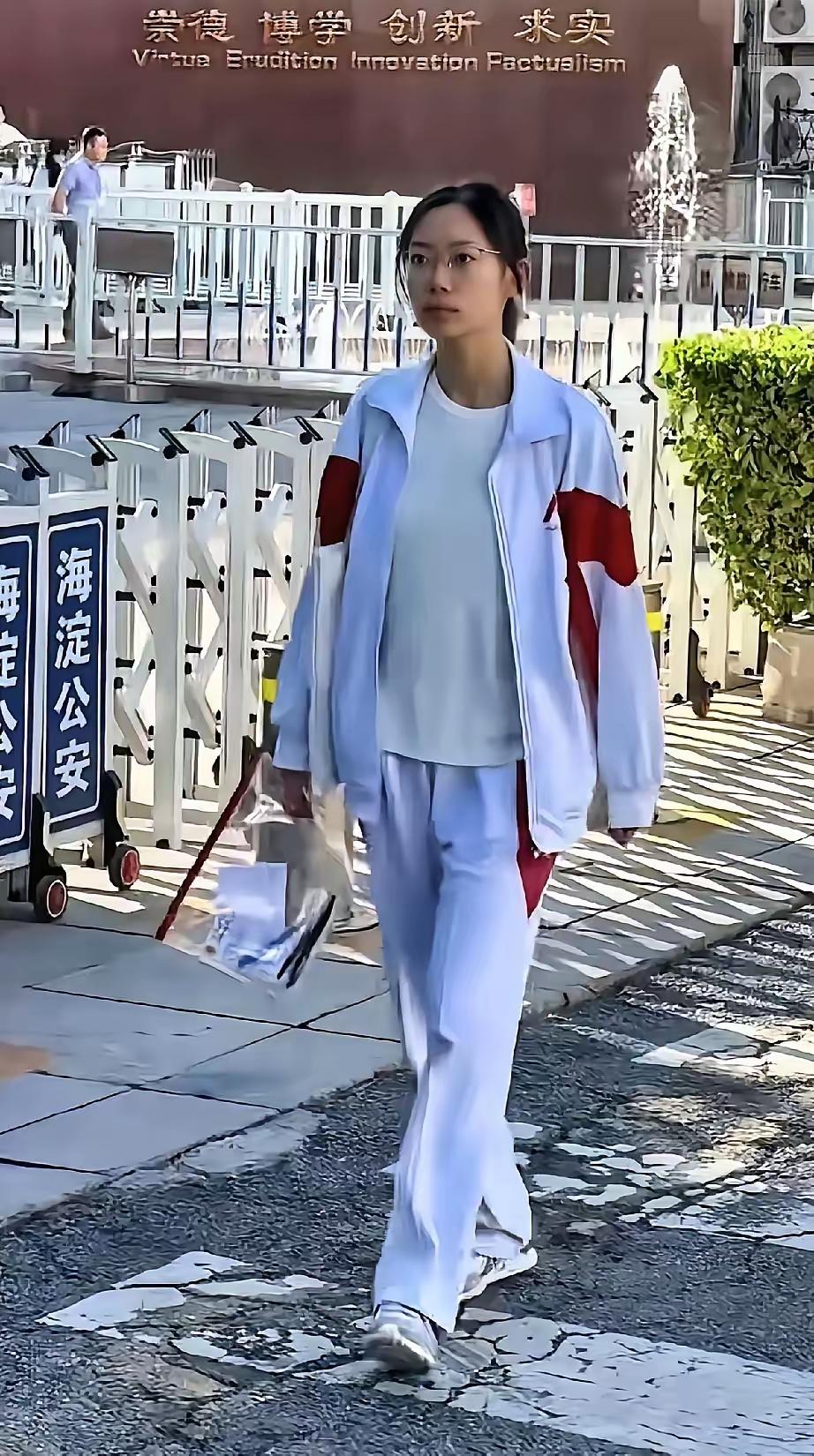 高考成绩佳，
成功进清华。
努力学本领，
一生为国家。