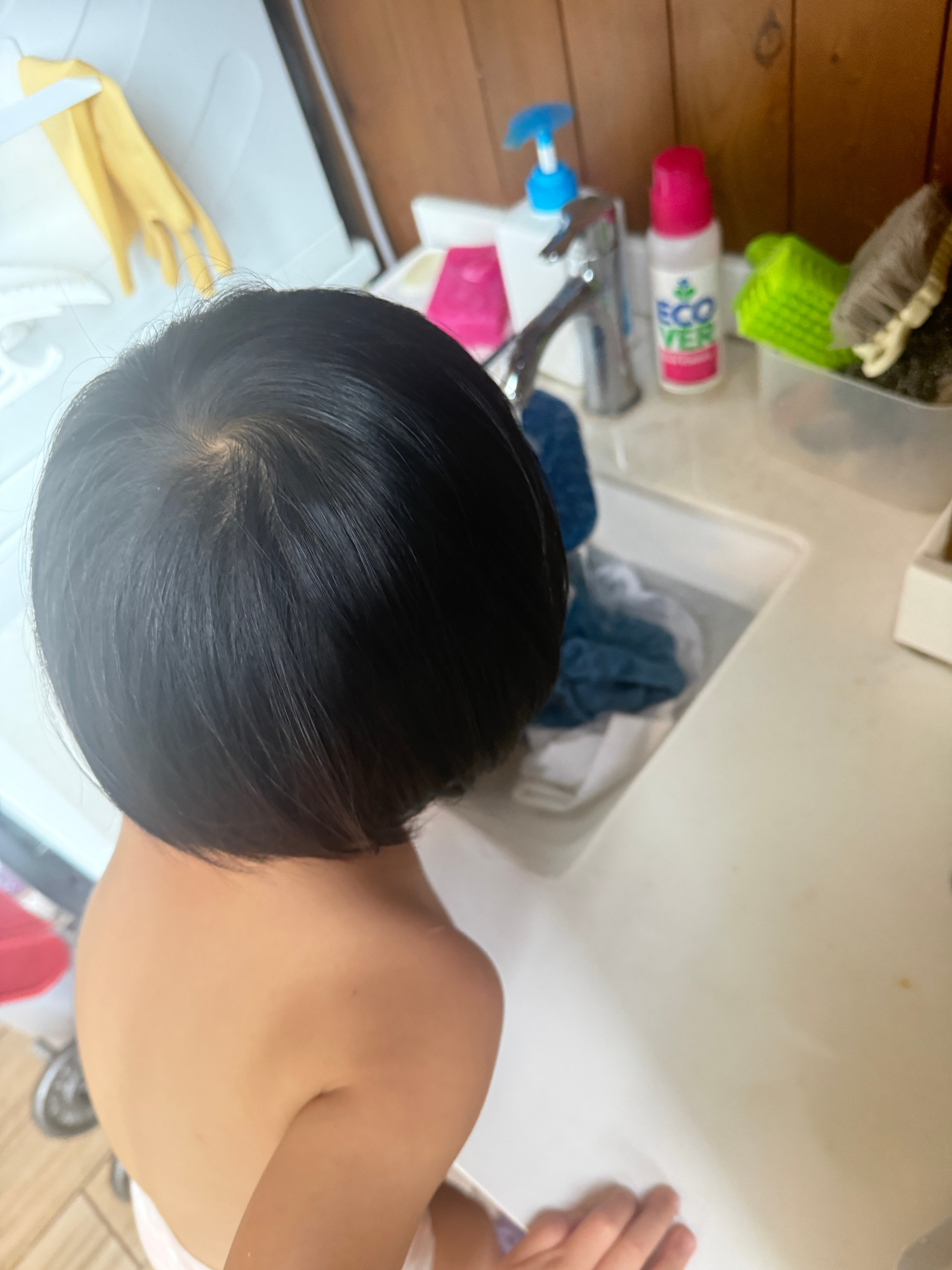 球宝在阳台玩水我说球宝帮妈妈把衣服洗了吧就这样获得了20分钟左右的自由时光我小时