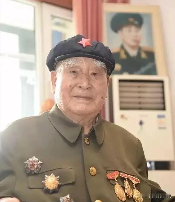 1943年，八路军政委秦光腰部中弹，两个汉奸走到了他身边要补刀。突然，秦光低声说