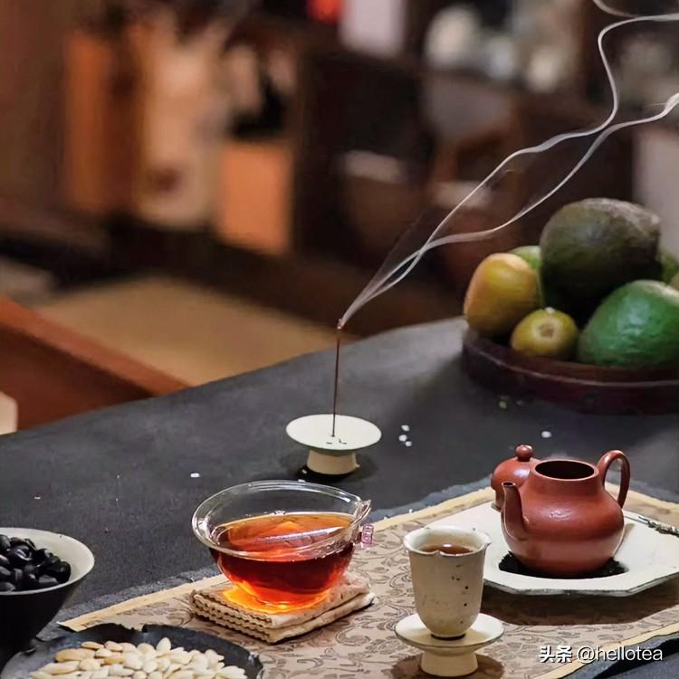 《静境颂·颂体》
茶烟袅袅兮绕青瓷，浮沉辗转兮意难知。喧如朝市兮终寂寂，浓若春华