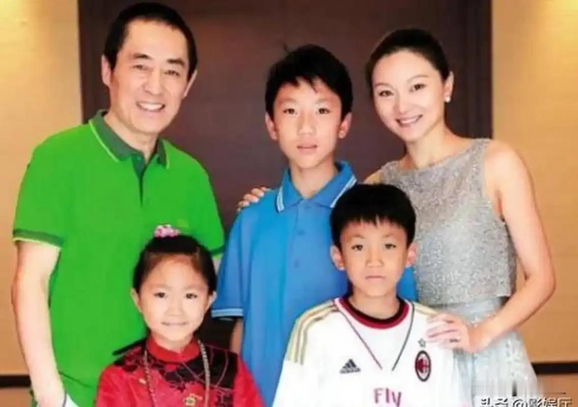 张艺谋与陈婷所生的两子一女，在巨额罚款的阴影下快乐成长
 
多年前，张艺谋、陈婷