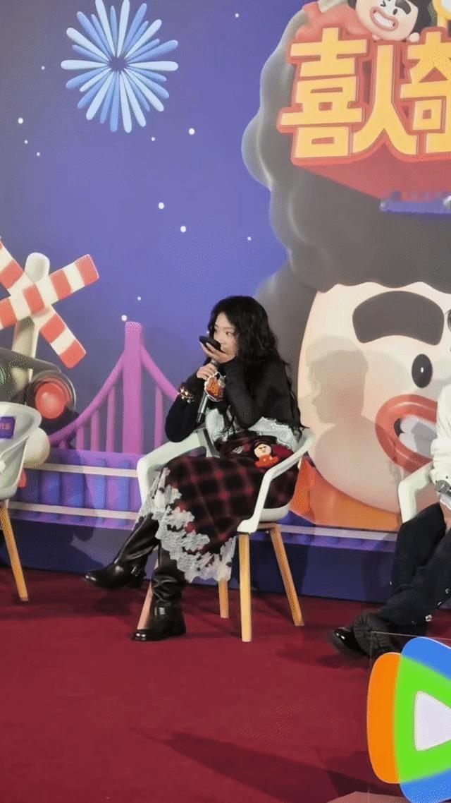 马思纯偷袭语音王安宇毫无防备马思纯这波操作太绝了！发布会现场突然连线王安宇，宿醉