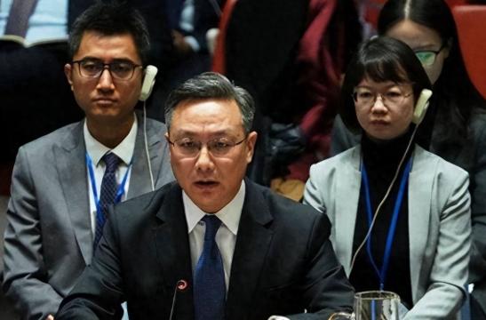 美国拉上几十个跟班逼中国为导弹试射道歉，中国大使当场硬刚撕碎美方双标嘴脸！
自己