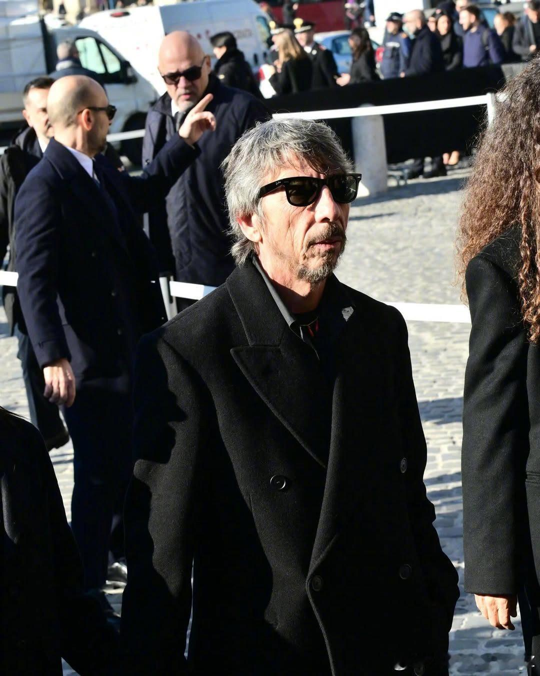 当地时间23日，Valentino Garavani 先生的葬礼于罗马举行。An