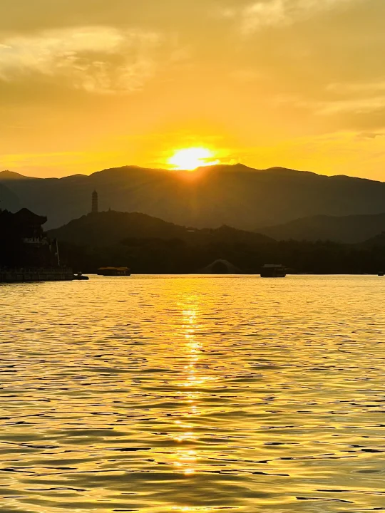 此刻的颐和园东堤🌅晚霞加载10%...