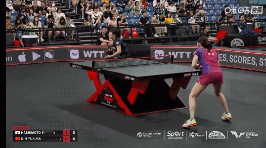 桥本帆乃香跑啊跑、削啊削，覃予萱既吃不准旋转，也跟不上节奏，攻拉冲吊搓都差点功夫