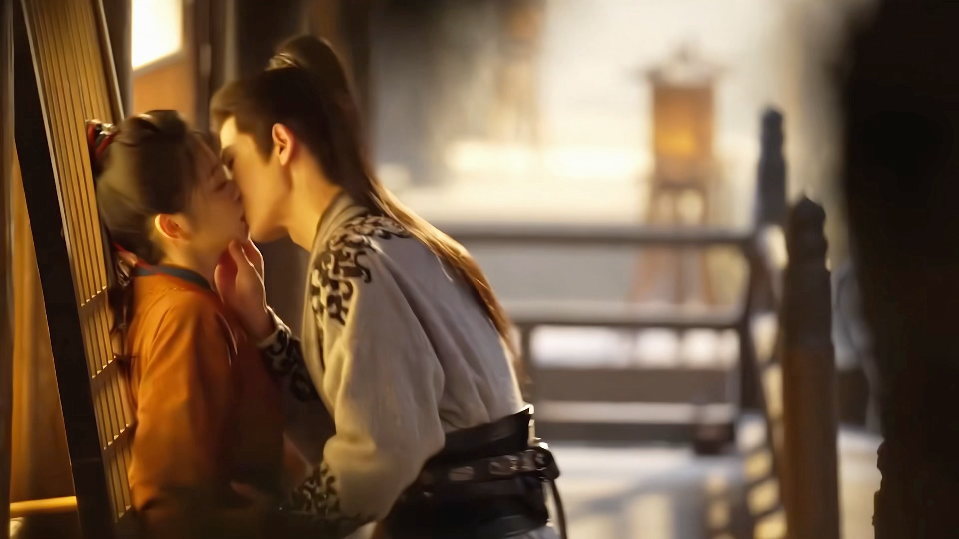 推到墙上壁咚吻 慢慢十指紧扣 暧昧得我要缺氧了逐玉