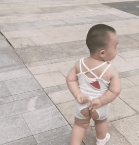 哇！胖乎乎的“开裆裤”小子，太可爱了！

（网图侵删）