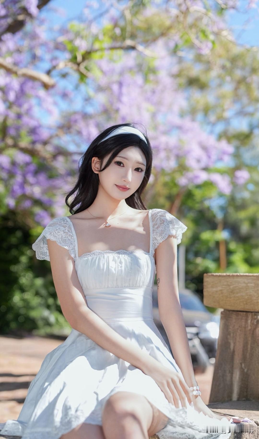 梦幻紫色花海中的优雅少女，白色蕾丝裙摆飘逸动人。