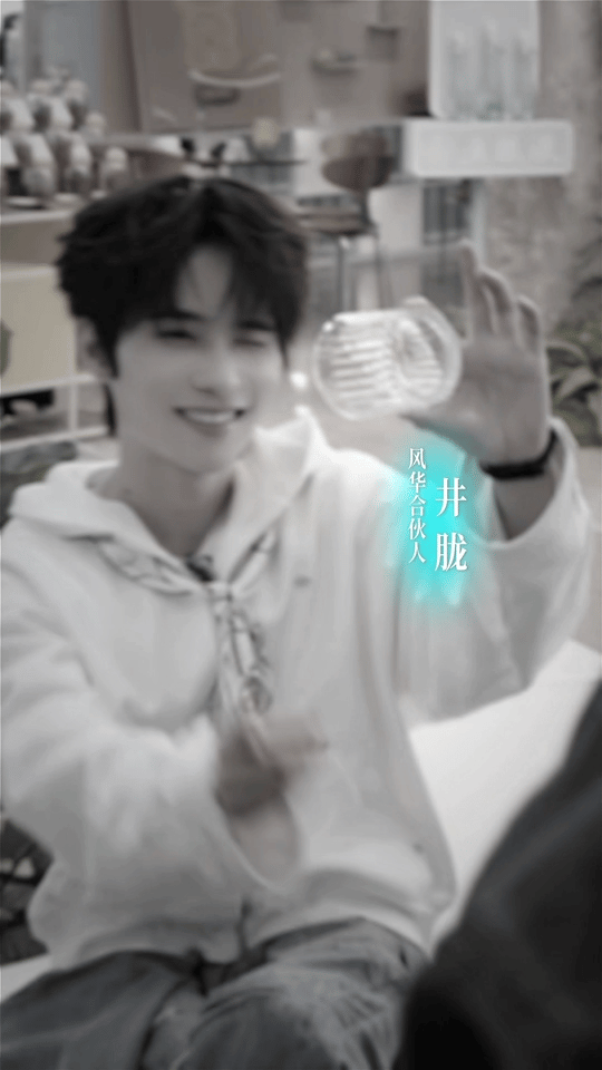 井胧说美男计该用就用 这是会就地取材的，不过饮料再结合美男计来肯定会有很多人愿意