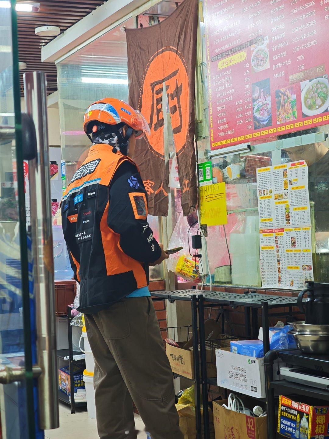 哈哈哈哈昨天在吃火锅，抬头一看这衣服太熟悉了大家说像谁家的