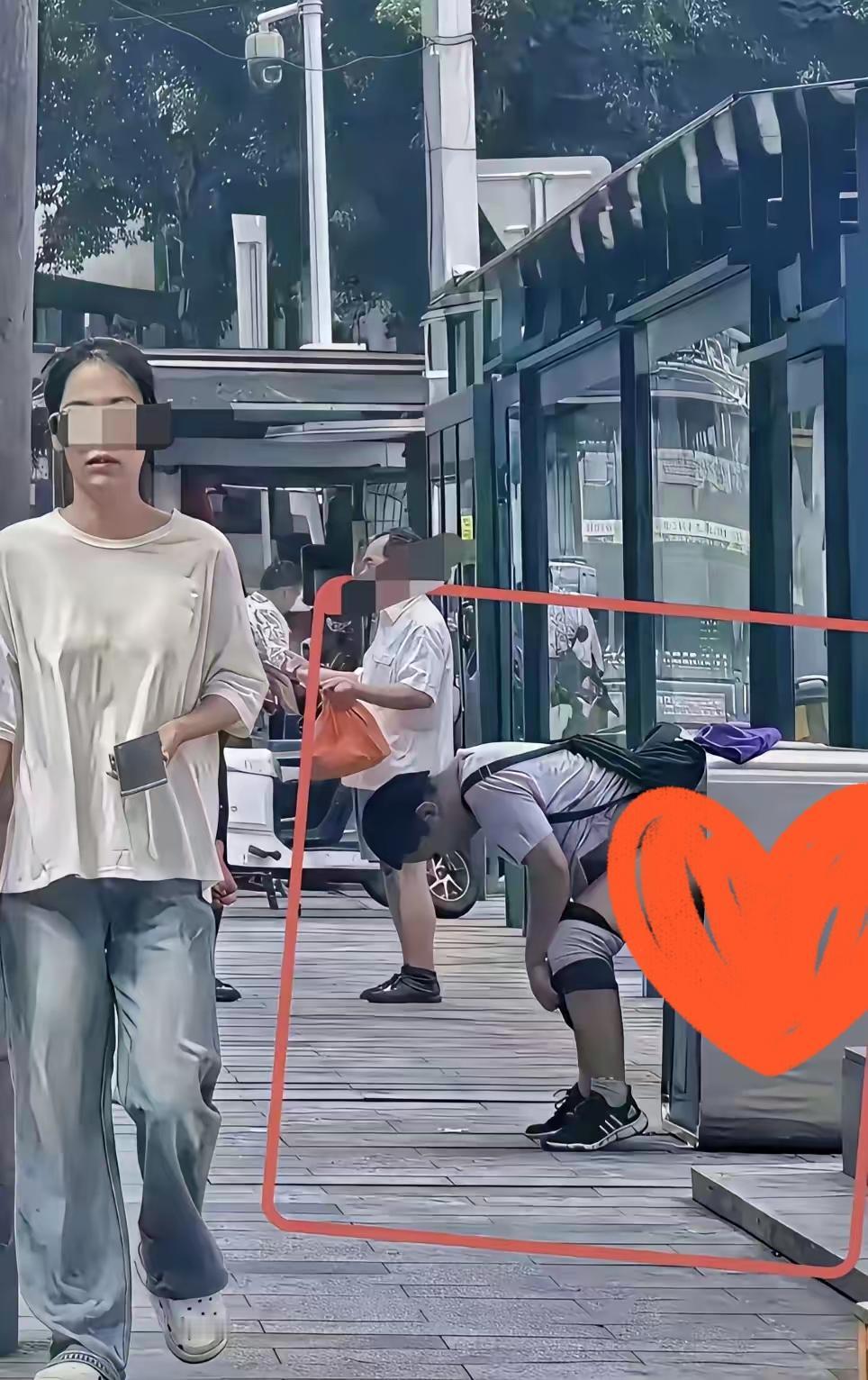 拉粑粑哥把屁股塞进垃圾桶里，不顾路人讨厌的眼光，一顿畅快淋漓的倾泻，也没处理，提