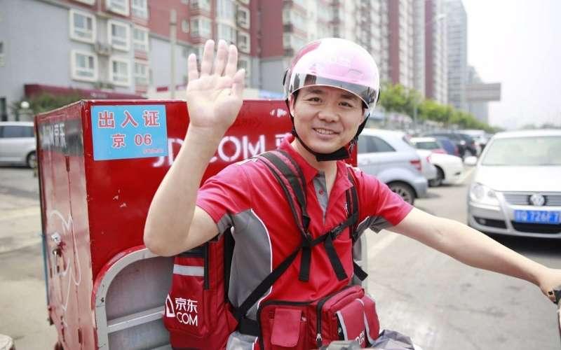  
财务数据方面，京东二季度营收3464亿元，同比下降2.9%。归属于本公司普通