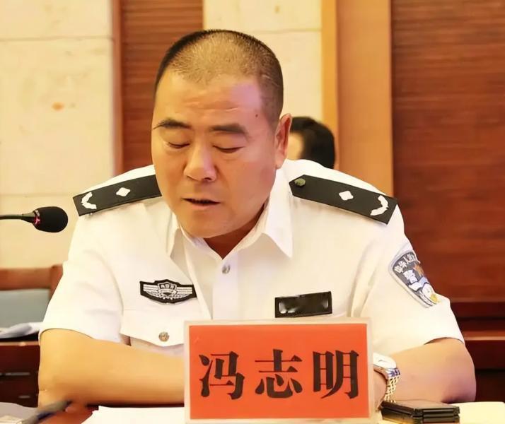 2014年12月，呼格吉勒图案刚翻案两天，冯志明就在会议室被带走。他当时还吼着问