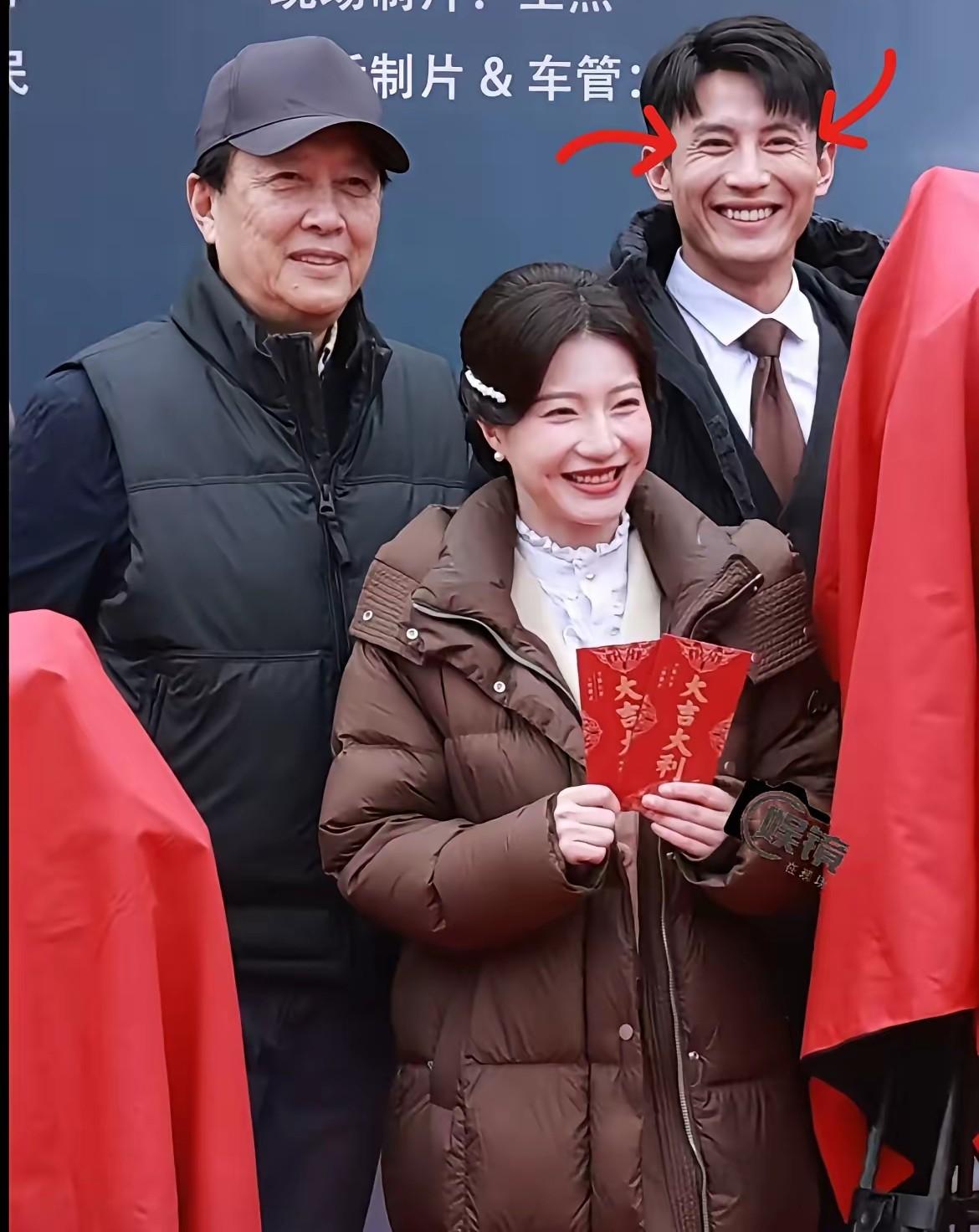 刘萧旭绝了
开机仪式生图又出圈了
小孩叔名不虚传，他才28岁，脸上的褶子居然比7