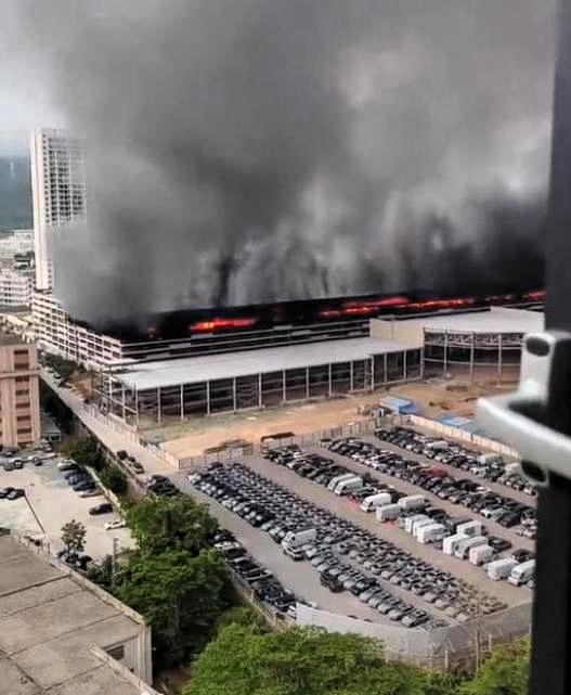 比亚迪总部半夜惊现冲天黑龙！数千辆新车命悬一线？电池又爆了？

官方通报火速掀开