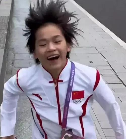 全红婵真的飘了，
站在最高舞台的那一刻，
连我这个身为中国人都飘了，
还別说全妹
