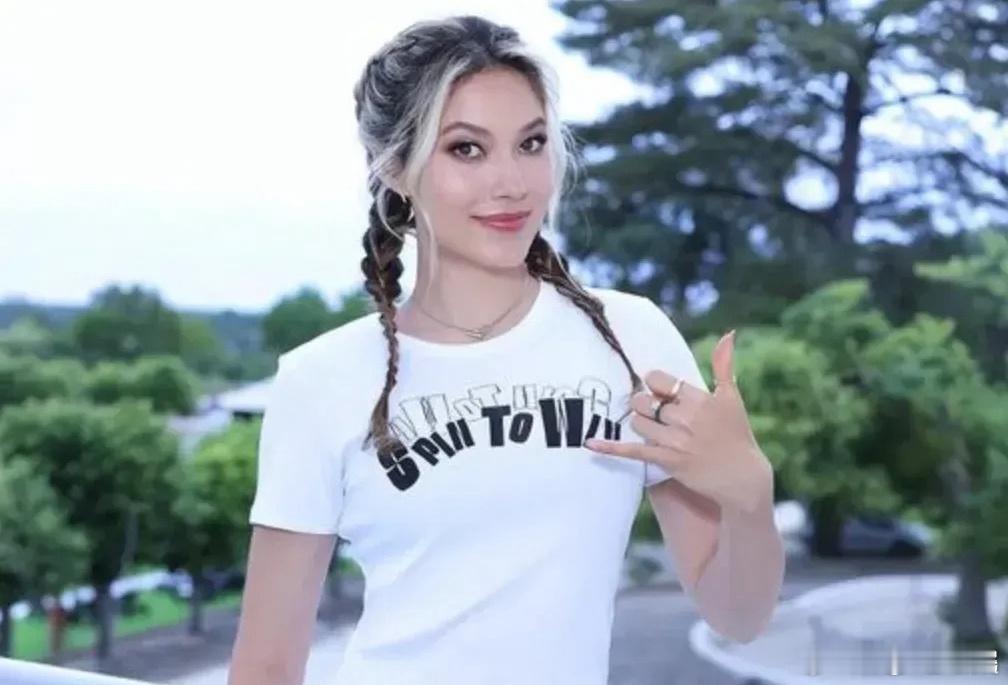 谷爱凌的眼睛偏黑棕色，不过她会刻意戴上美瞳，然后染上金发，为的就是能跟白人更像一