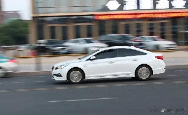 上坡溜车猛踩刹车，变速箱真会当场报废？，老司机说没事可修车师傅摇头，那一脚到底踩