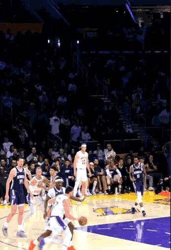 东契奇滑倒后歪着身子扔进三分，替补席直接吼出“And-1 mixtape”！
 