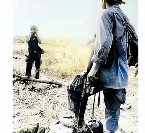 1972年，一个越南女兵的尸体静静躺在战场上，美军士兵为了炫耀，不仅扒掉她的裤子