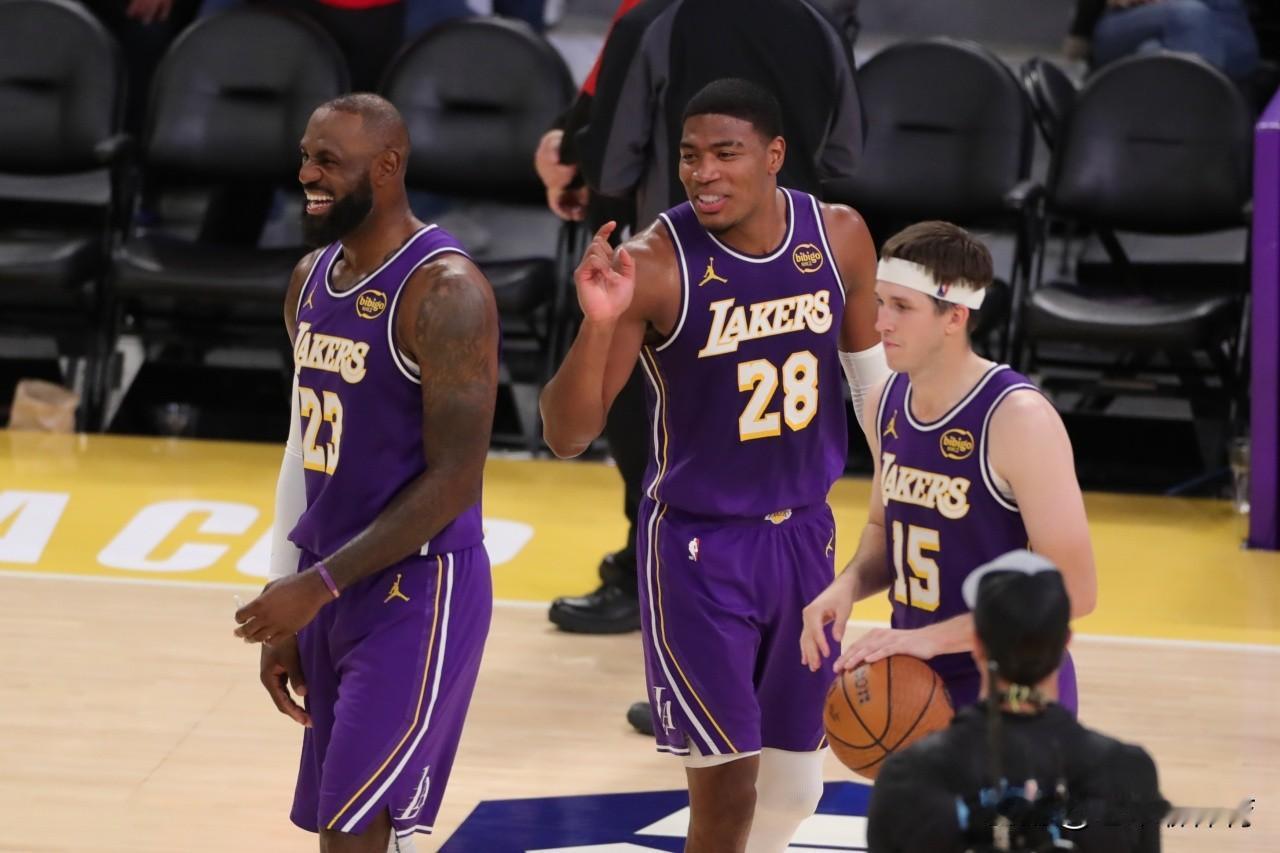 当所有人的注意力都放在东契奇、詹姆斯、里夫斯，甚至是艾顿身上的时候，却忽略了湖人